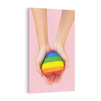 Obraz na płótnie 80x120 - Miłość na Dłoniach - zdjęcie, dłonie trzymają ulepione tęczowe serce