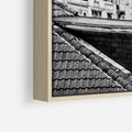 Obraz w ramie 80x80 - Miasto w Retro Odsłonie - fotografia czarno biała, ujęcie na dachy wielkiego miasta - rama drewno