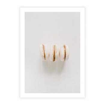 Plakat bez ramy 50x70 - Delikatność w Bieli - białe ciateczka. makaroniki, minimalistyczne zdjęcie