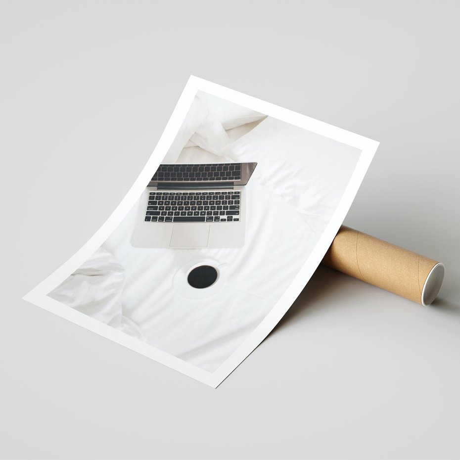 Plakat bez ramy 40x50 - Relaks w Łóżku: Kawa i Laptop w Pościeli - komputer, na łóżku