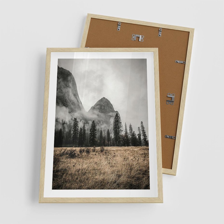 Plakat w ramie 50x70 - Mglisty Pejzaż Górski: Urok Niewidzialnośc - góry, krajobraz - rama drewno