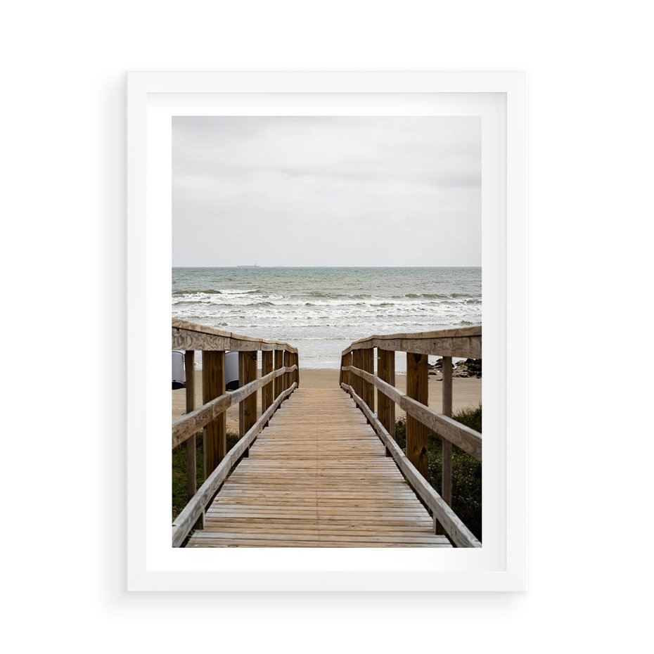 Plakat w ramie 50x70 - Morze i drewniany pomost - morze, pomost - rama biała