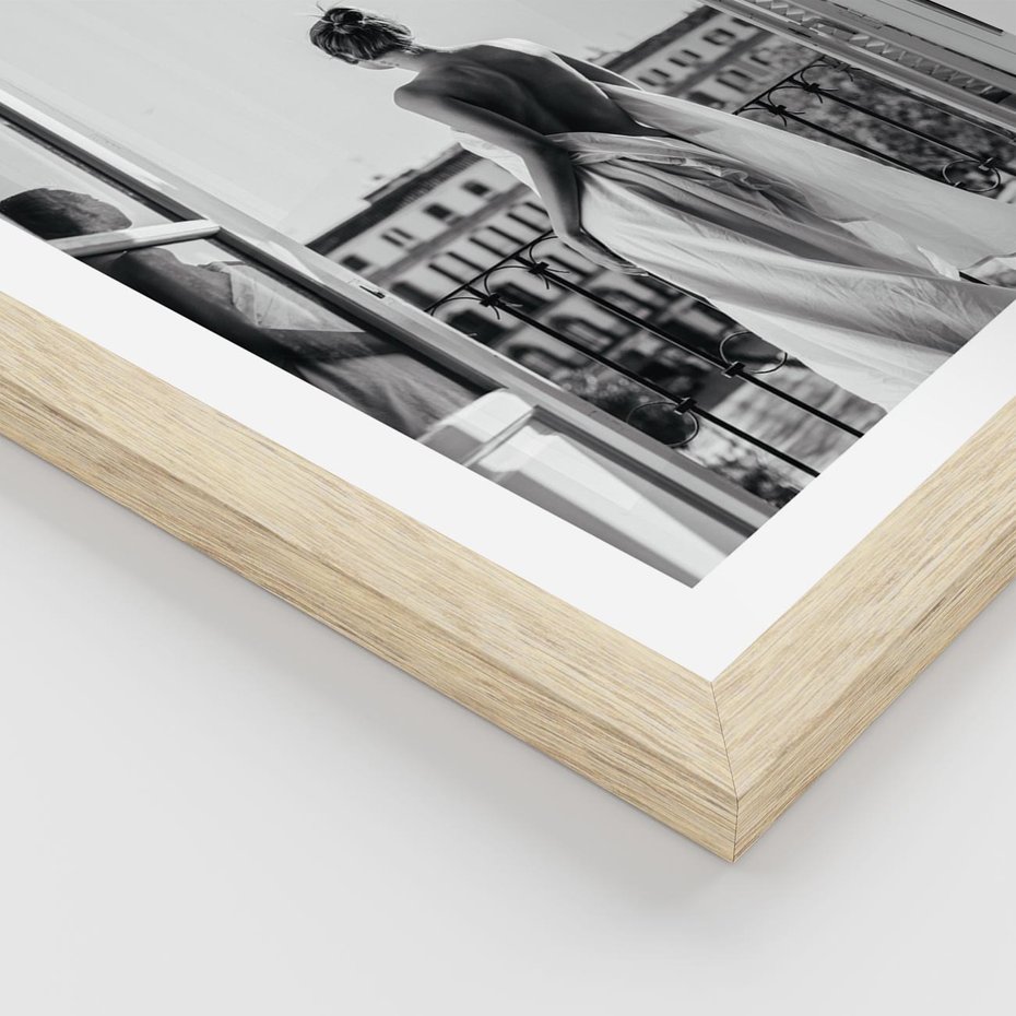 Plakat w ramie 30x40 - Poranki w Paryżu - czarno białe zdjęcie, kobieta w prześcieradle na balkonie - rama drewno