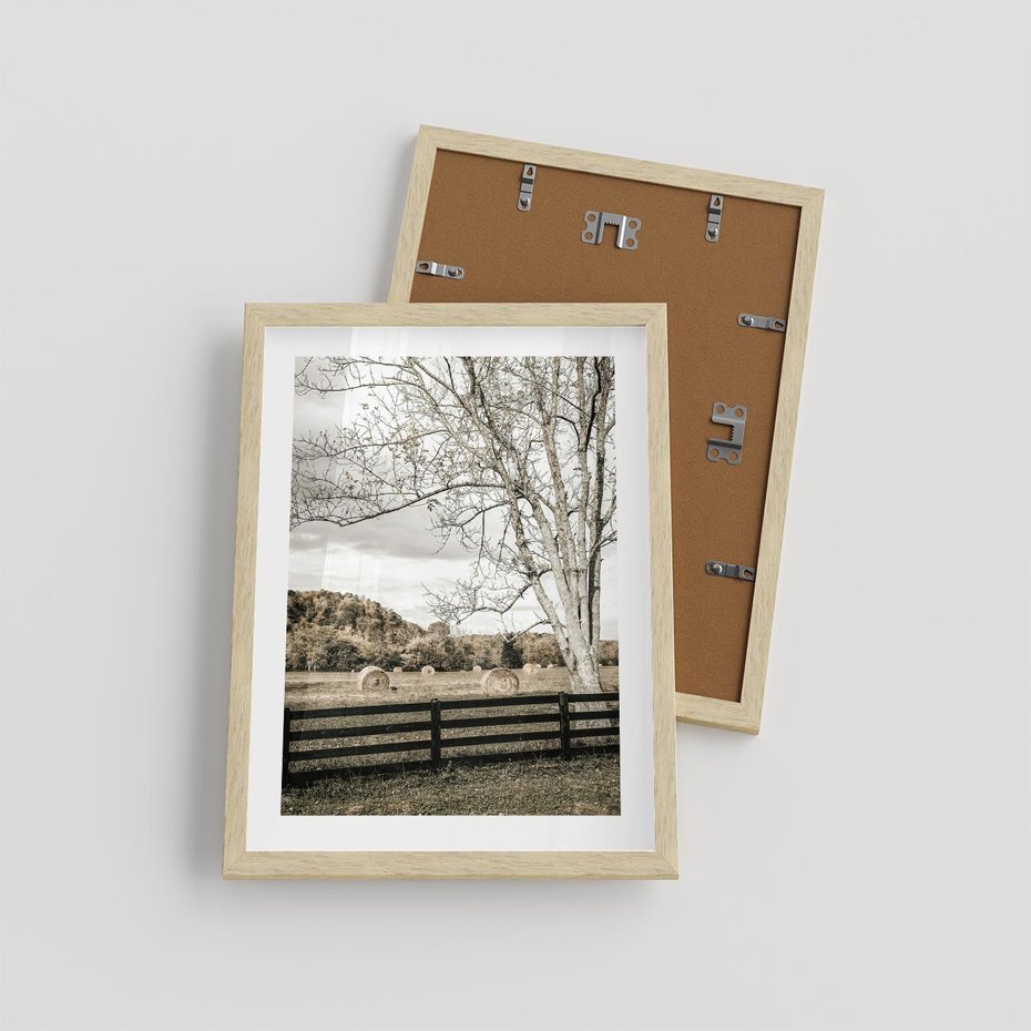 Plakat w ramie 30x40 - Drzewa i Snopki Siana - farma, drzewa - rama drewno