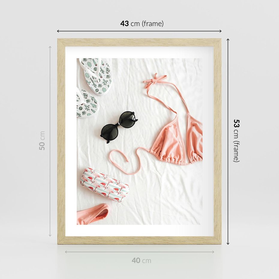 Plakat w ramie 40x50 - Letnia Elegancja na Plaży - kompozycja, elementy stroju na plażę - rama drewno