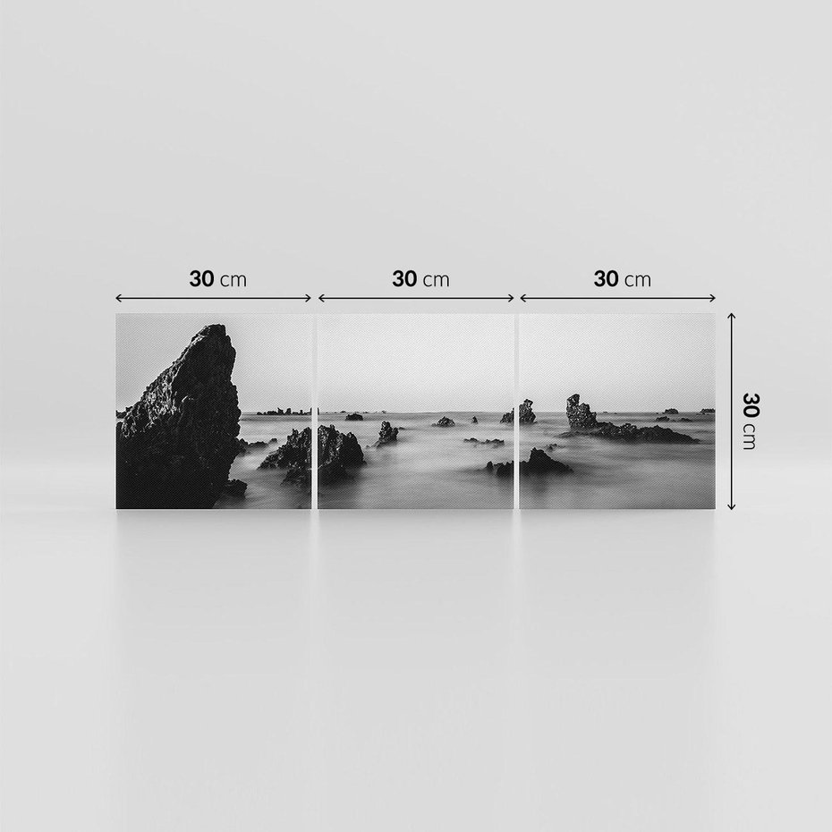 Obraz na płótnie 90x30 - Harmonia świateł i cieni - zamglona dzika plaża, skały na plaży