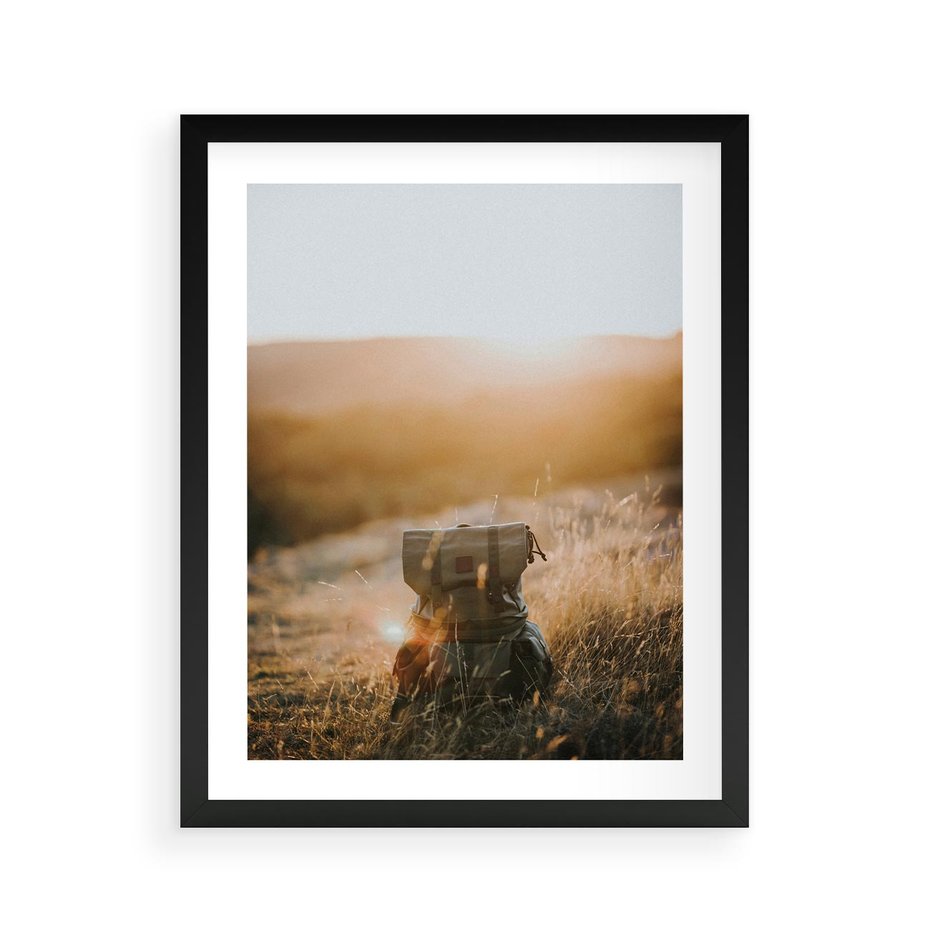 Plakat w ramie 40x50 - Podróżniczy bukiet na łące - plecak, podróż - rama czarna