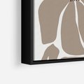 Obraz w ramie 50x50 - Złudne Zmysły - abstrakcyjny kwiat, beże i brązy - rama czarna