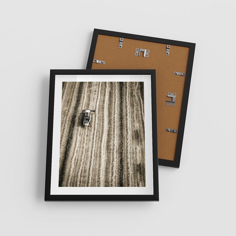 Plakat w ramie 40x50 - Sepia na Polu - kombajn, pole - rama czarna