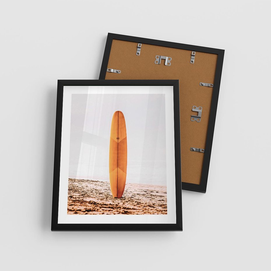 Plakat w ramie 40x50 - Deska w Piasku: Gotowa na Fale - plaża, pomarańczowa deska surfingowa wbita w piasek - rama czarna