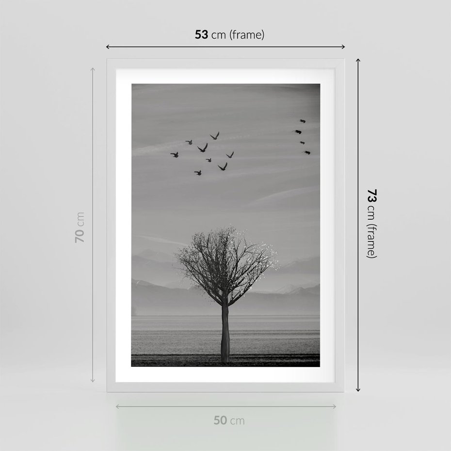 Plakat w ramie 50x70 - Samotne Drzewo - samotne drzewo w polu, czarno białe zdjęcie - rama biała