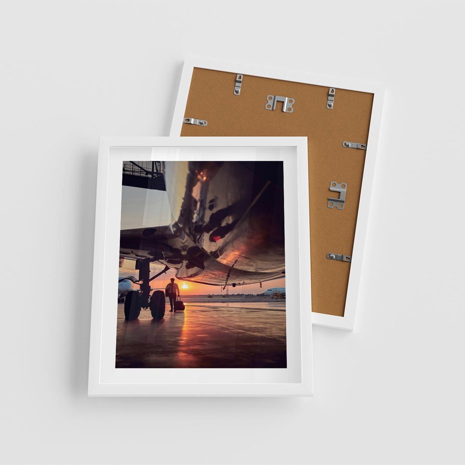 Plakat w ramie 40x50 - Podróż ku Zachodzącemu Słońcu - samolot, scena na lotnisku - rama biała