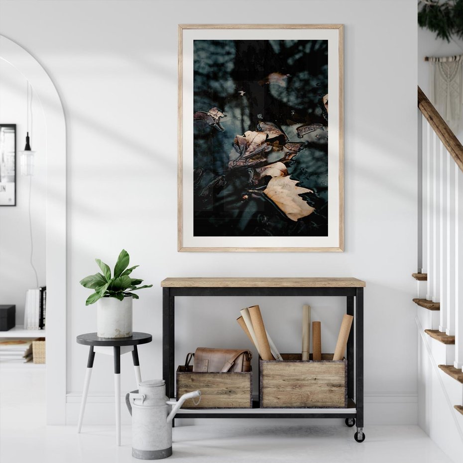 Plakat w ramie 30x40 - Jesienne Liście w Kałużach: Odbicie Natury - jesienne liście wkałuży, fotografia - rama drewno