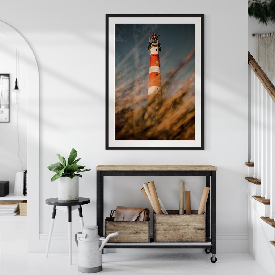 Plakat bez ramy 30x40 - Magia nadmorskiego światła - latarnia morska, ujęcie z za trawy