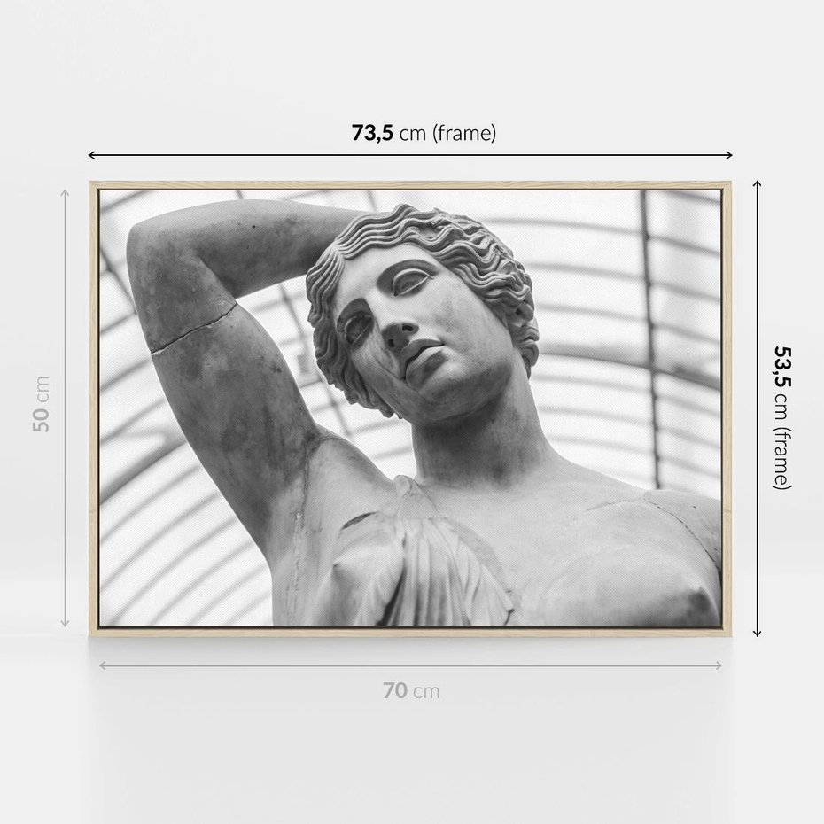 Obraz w ramie 70x50 - Zaklęta w Kamieniu - antyczna rzeźba kobiety na fotografii, czarno biała - rama drewno