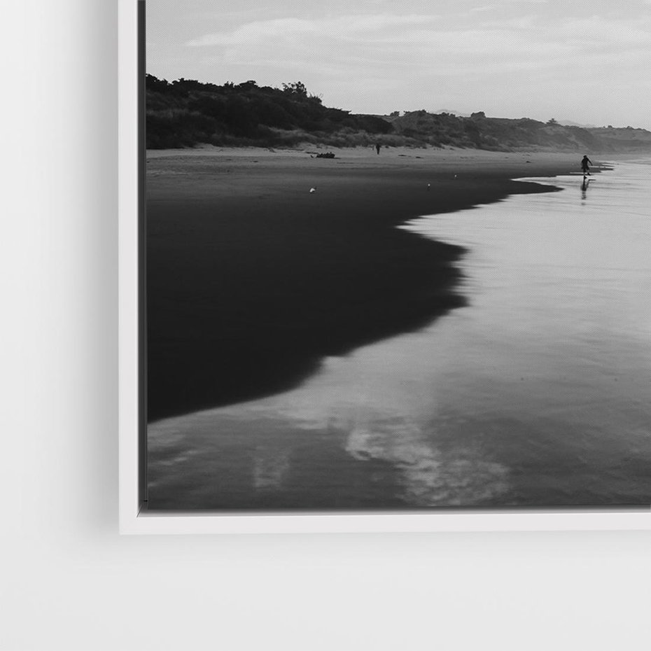 Obraz w ramie 50x50 - Nadmorska Melodia - czarno białe zdjęcie, plaża - rama biała