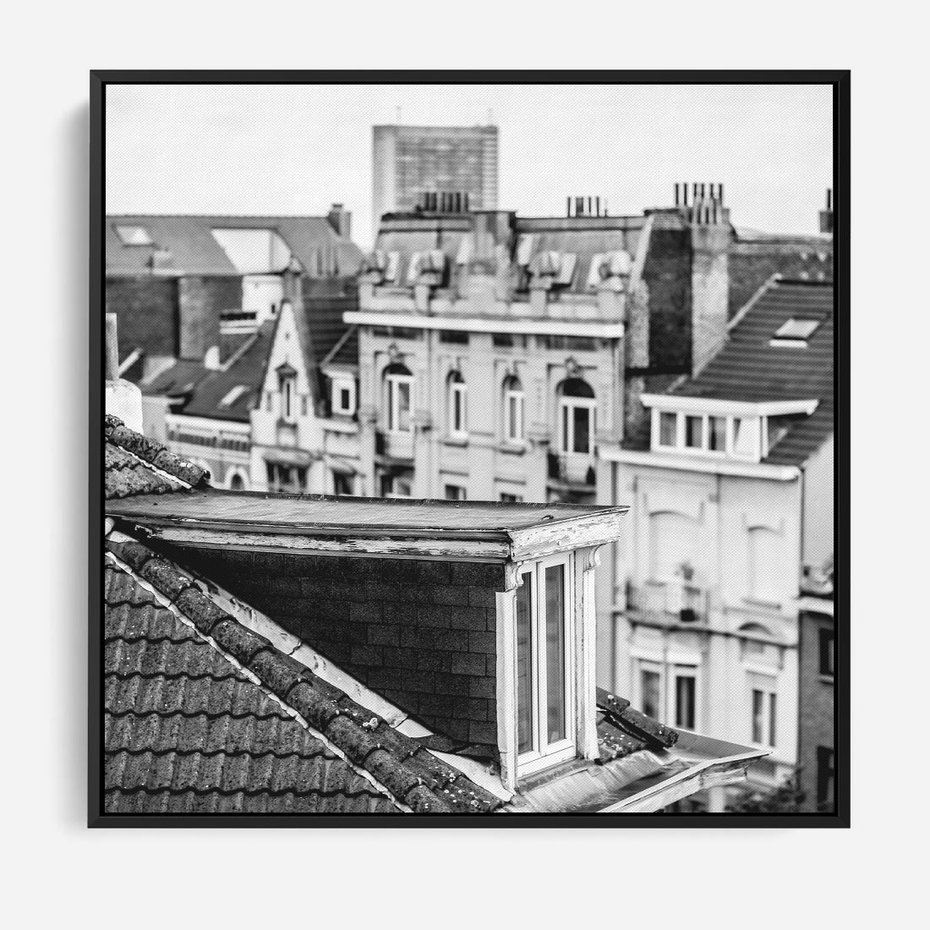 Obraz w ramie 50x50 - Miasto w Retro Odsłonie - fotografia czarno biała, ujęcie na dachy wielkiego miasta - rama czarna