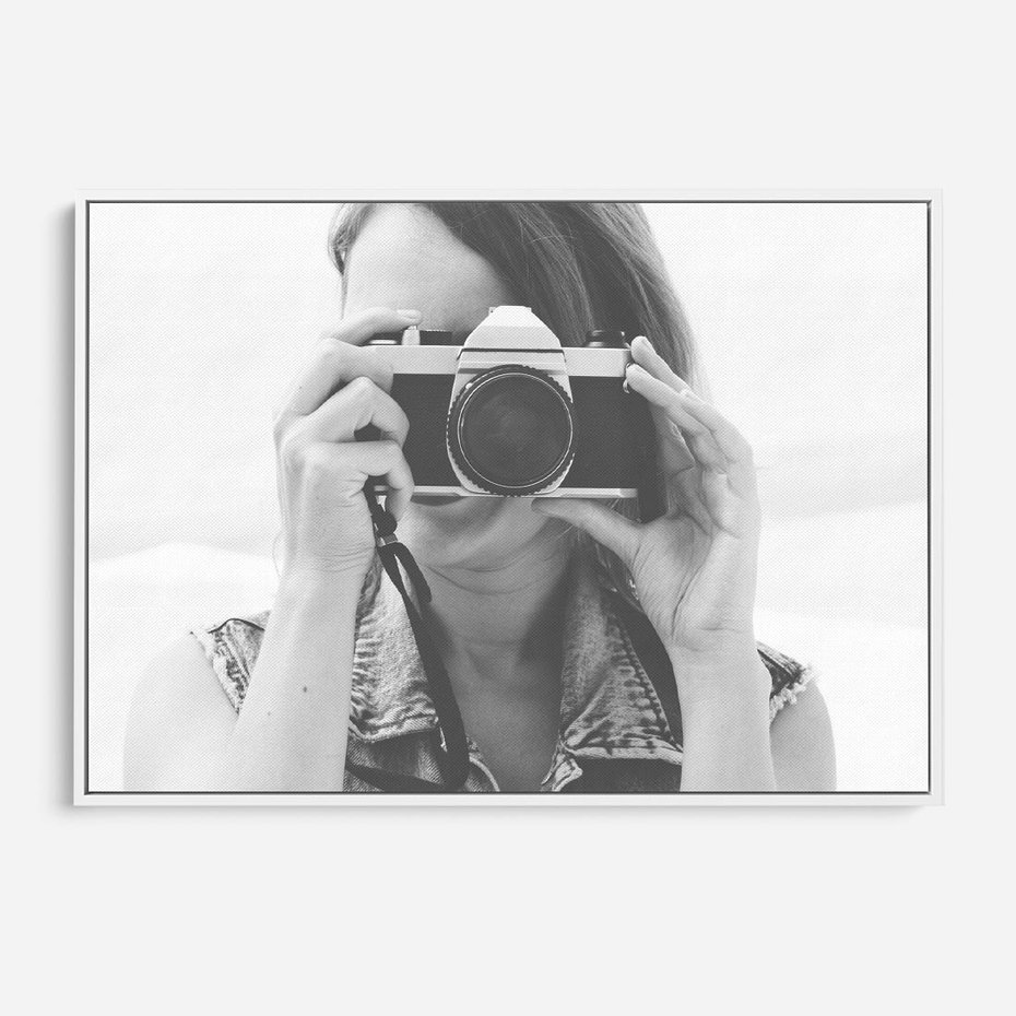 Obraz w ramie 70x50 - Zrób mi Zdjęcie - fotografia, kobieta z aparatem - rama biała