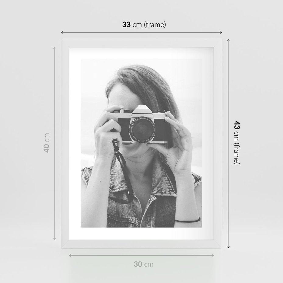 Plakat w ramie 30x40 - Zrób mi Zdjęcie - fotografia, kobieta z aparatem - rama biała