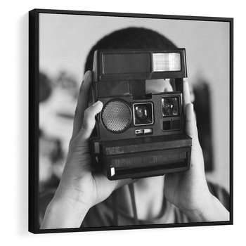Obraz w ramie 50x50 - Mężczyzna za Aparatem - czarno białe zdjęcie, portret - rama czarna