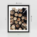 Plakat w ramie 40x50 - Siła Drewna - ścięte drewno, belki drewna ułożone jedna na drugiej - rama czarna