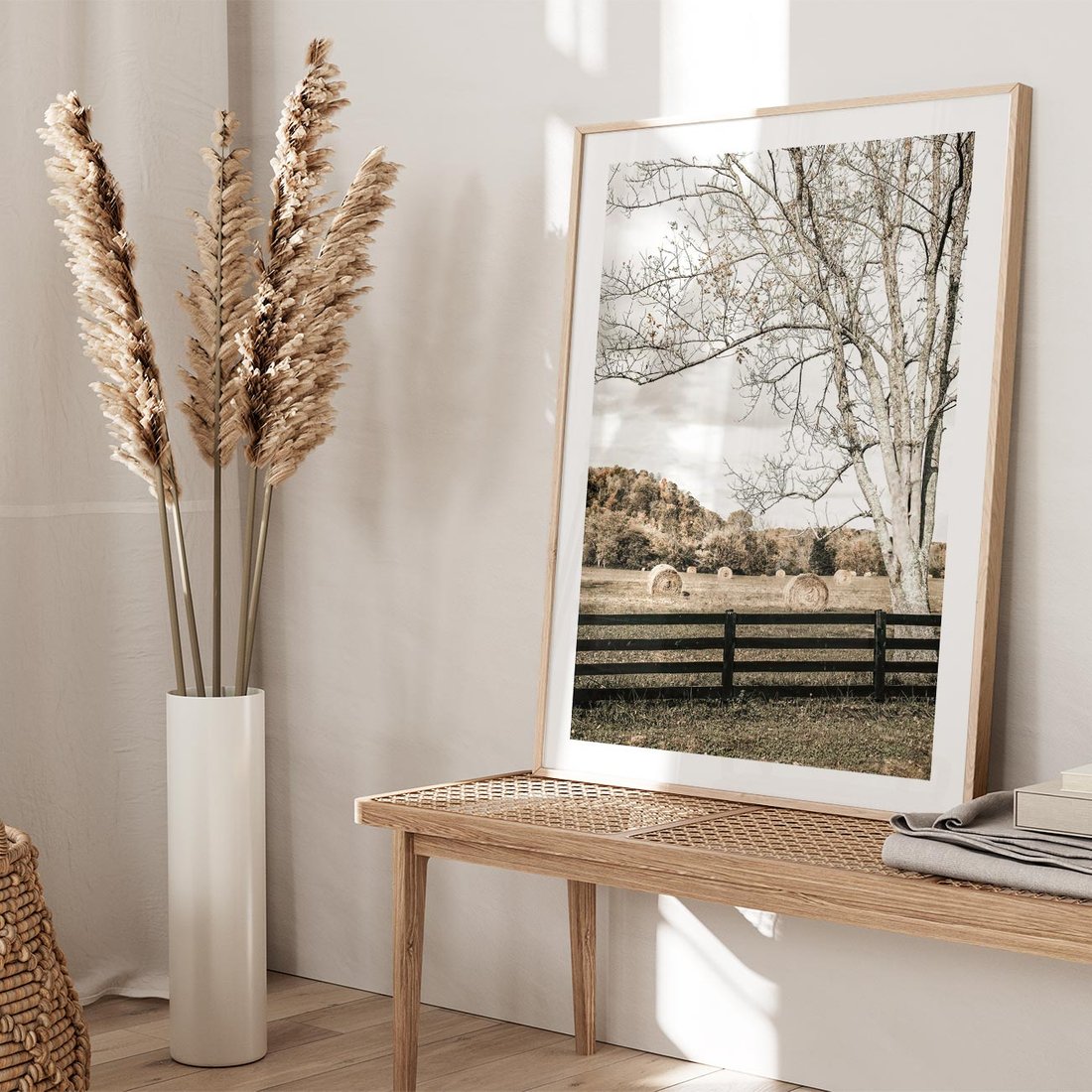 Plakat w ramie 40x50 - Drzewa i Snopki Siana - farma, drzewa - rama drewno