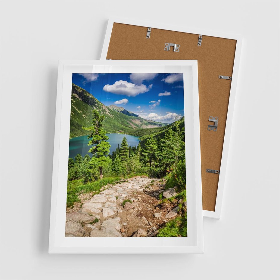 Plakat w ramie 50x70 - Jezioro górskie: harmonia natury - jezioro, góry - rama biała
