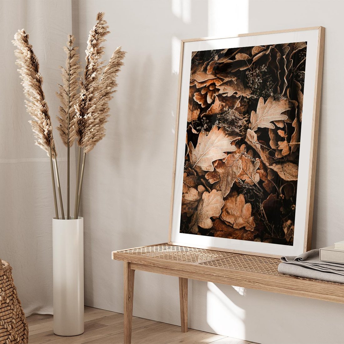 Plakat w ramie 40x50 - Jesienna Melodia: Liście i Szyszki - suche liście, szyszki - rama drewno