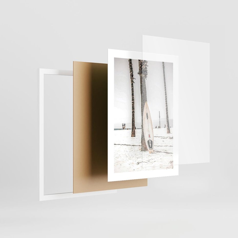 Plakat w ramie 30x40 - Plażowy Relaks - deska surfingowa, oparta o palmę - rama biała