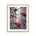 Plakat w ramie 40x50 - Parasole w malowniczej uliczce - parasole, uliczka - rama drewno