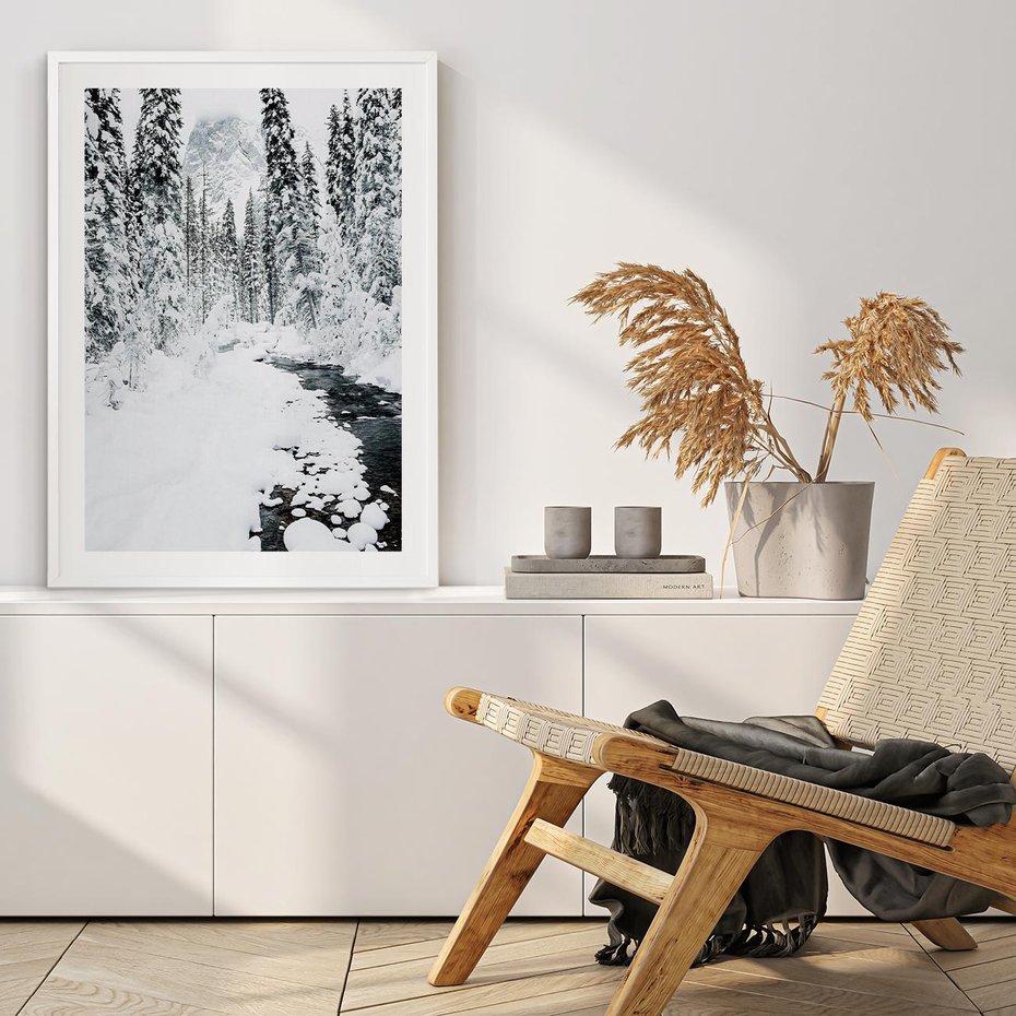 Plakat w ramie 50x70 - Spokój Zimowego Lasu w Górach - zima w lesie, w górach - rama biała