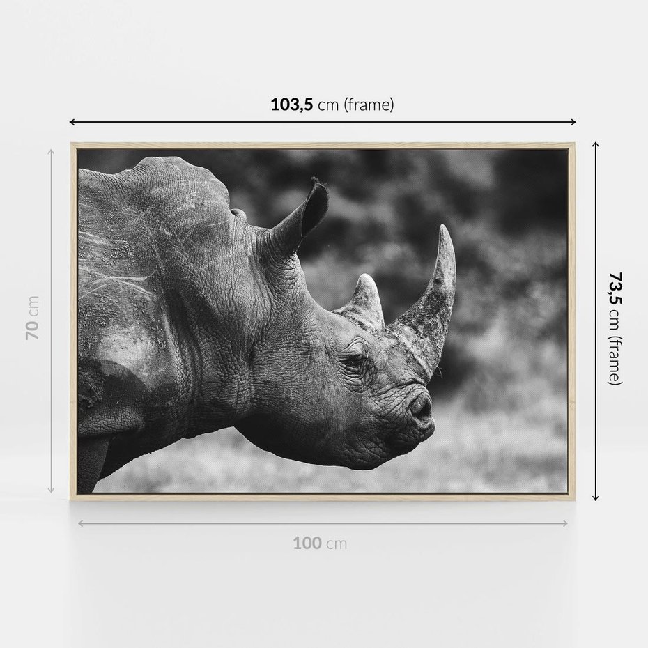 Obraz w ramie 100x70 - Potęga Afryki - czarno biała fotografia, zbliżenie na postać nosorożca - rama drewno