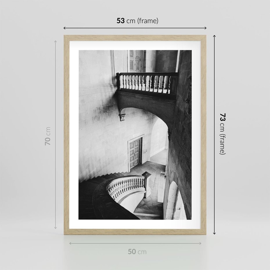 Plakat w ramie 50x70 - Po Schodach w Dół - czarno białą fotgrafia, zakręcone schody w starek kamienicy - rama drewno