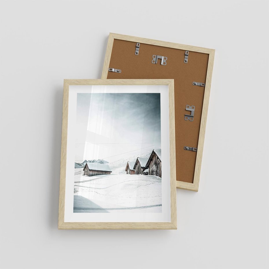 Plakat w ramie 30x40 - Zima w Domkach: Urok Śnieżnej Scenerii - domki w śnieżnym krajobrazie - rama drewno