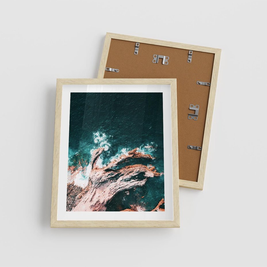 Plakat w ramie 40x50 - Fale i Skały w Spokoju i Burzy - morze, fale rozbijają się o skały - rama drewno