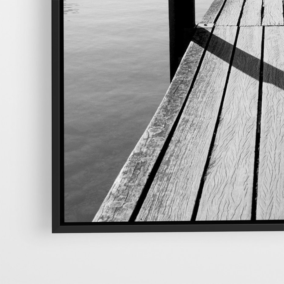Obraz w ramie 70x100 - Spokojna Przystań - czarno biała fotografia, drewniany pomost na jeziorze - rama czarna