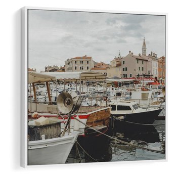 Obraz w ramie 80x80 - Malowniczy Krajobraz Morski - morze, łódki - rama biała