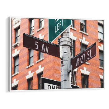 Obraz w ramie 70x50 - Namiastka wielkiego miasta - Nowy Jork, drogowskaz - rama biała