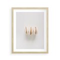 Plakat w ramie 40x50 - Delikatność w Bieli - białe ciateczka. makaroniki, minimalistyczne zdjęcie - rama drewno