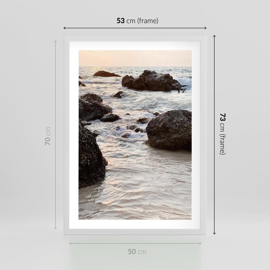 Plakat w ramie 50x70 - Dramatyczna Sceneria: Morze i Skały nad Brzegiem - fale, morze - rama biała