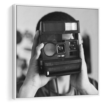 Obraz w ramie 50x50 - Mężczyzna za Aparatem - czarno białe zdjęcie, portret - rama biała