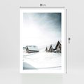 Plakat bez ramy 21x30 - Zima w Domkach: Urok Śnieżnej Scenerii - domki w śnieżnym krajobrazie