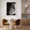Plakat w ramie 30x40 - Kontrastowy księżyc w czerni i bieli - księżyc, czarno - rama drewno