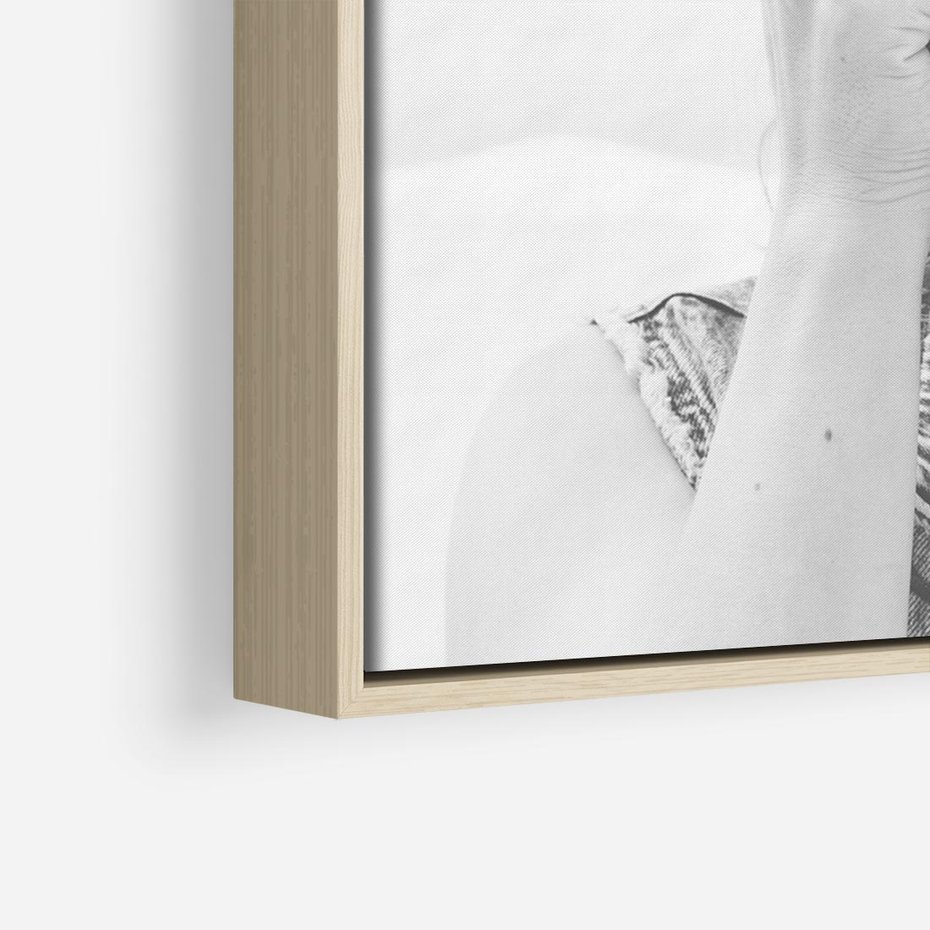 Obraz w ramie 70x50 - Zrób mi Zdjęcie - fotografia, kobieta z aparatem - rama drewno