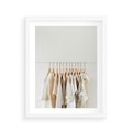Plakat w ramie 40x50 - Elegancja Prostoty - ubrania, modowa fotografia - rama biała