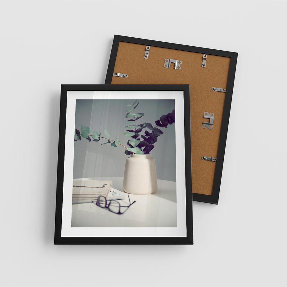 Plakat w ramie 40x50 - Eukaliptusowa Cisza - kompozycja, liście eukaliptusa w wazonie - rama czarna