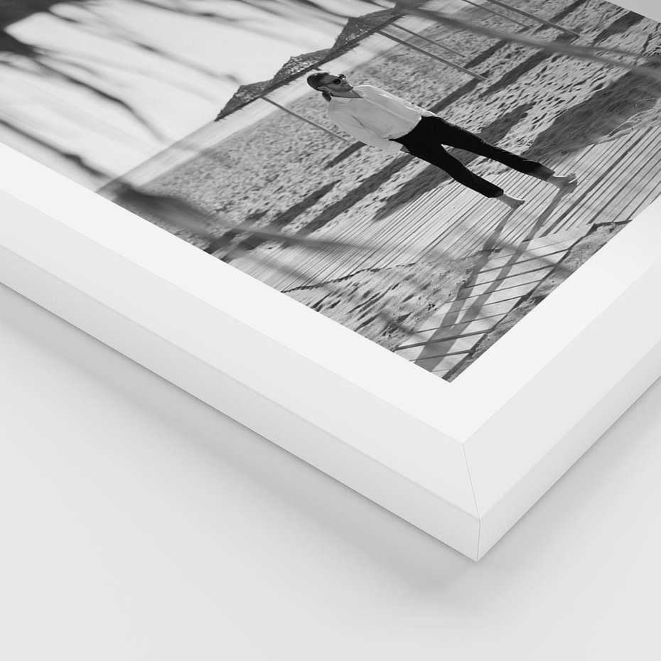 Plakat w ramie 40x50 - Wakacyjny Spacer - czarno białe zdjecie, plaża - rama biała