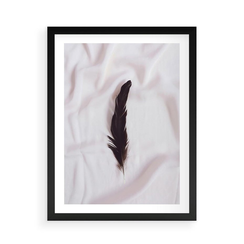 Plakat w ramie 50x70 - Prosta Elegancja - czarne pióro na białej pościeli, minimalizm - rama czarna
