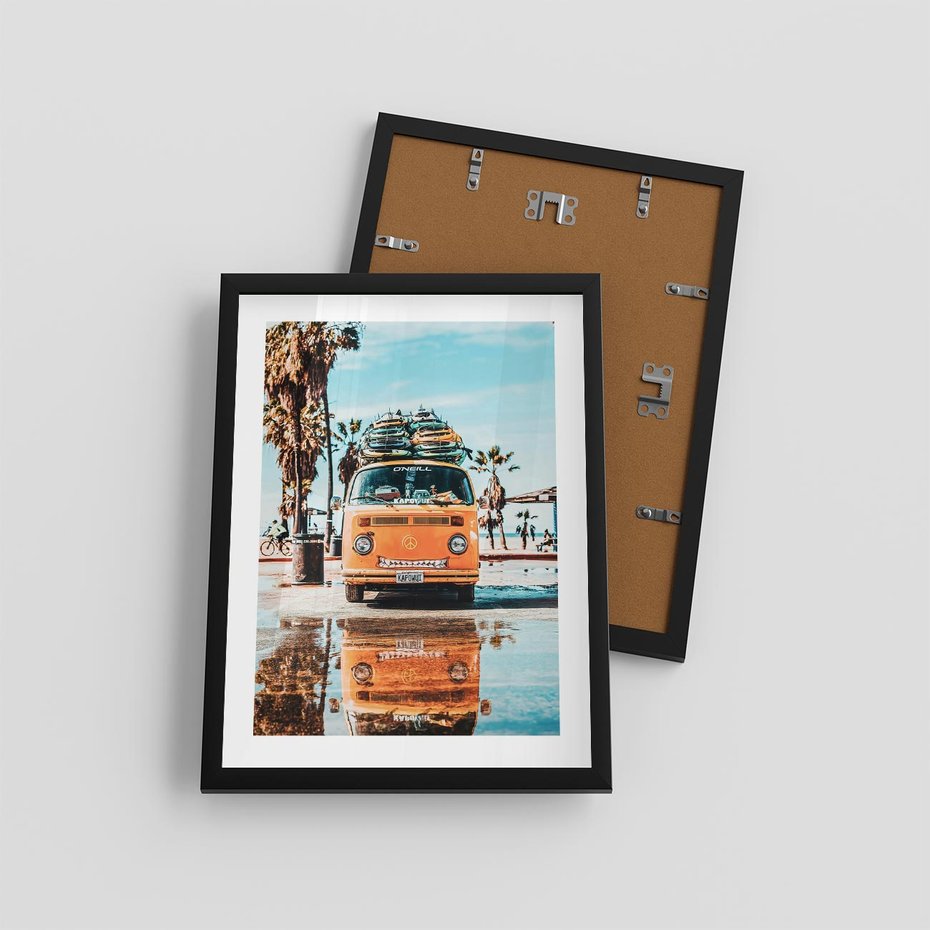 Plakat w ramie 30x40 - Wakacje na Kółkach - kamper, deski surfingowe na dachu - rama czarna