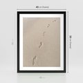 Plakat w ramie 40x50 - Ślady na Złocistym Piasku - piasek, ślady stóp na piasku - rama czarna